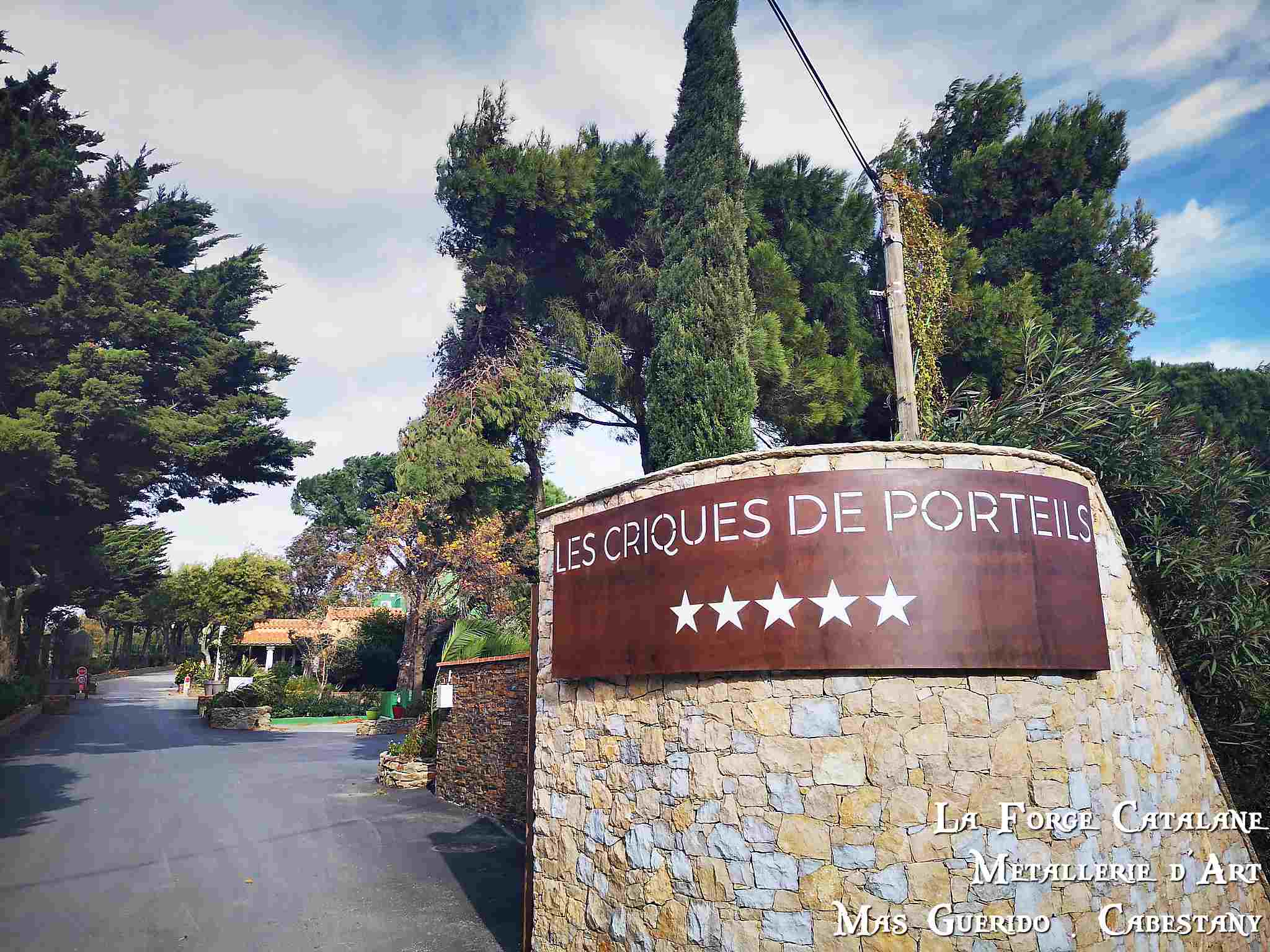 enseigne avec motifs decoupe au laser rouille  camping criques de porteils forge catalane.jpg